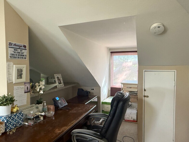 More Photos Of 1201 Griffin St W, Dallas Office For Sale