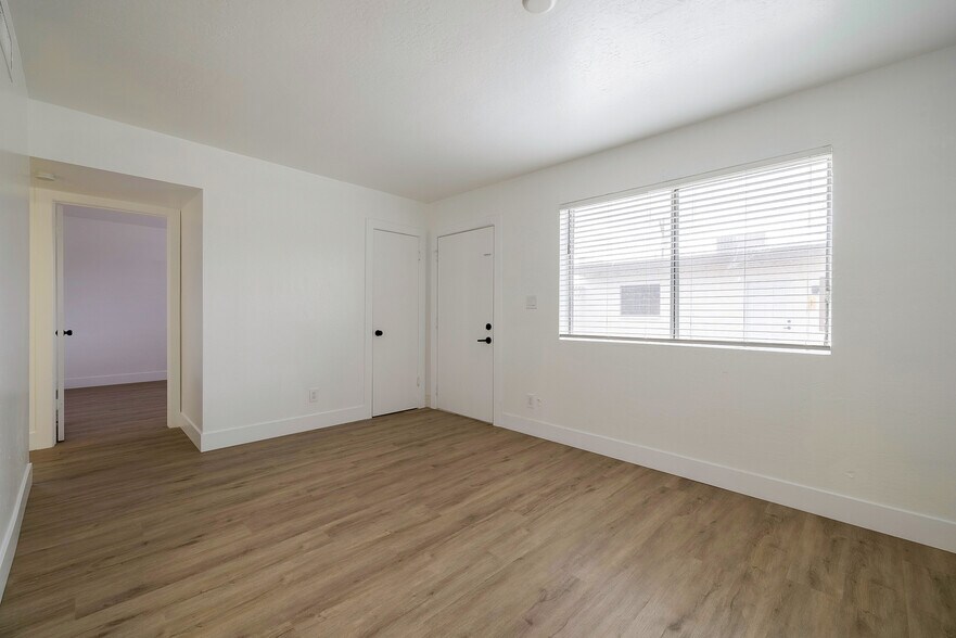 More Photos Of 2002-2010 N 50th St, Phoenix Apartments For Sale