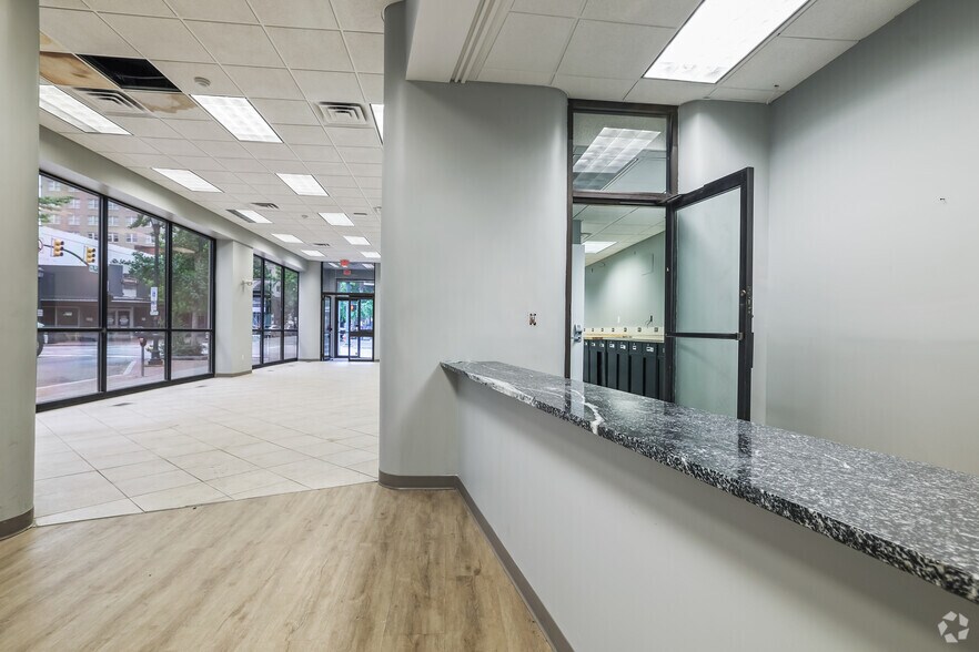 More Photos Of 424 E Grace St, Richmond Bank For Lease