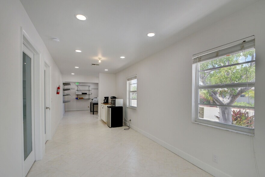 More Photos Of 830 N Federal Hwy, Lake Worth Office For Lease