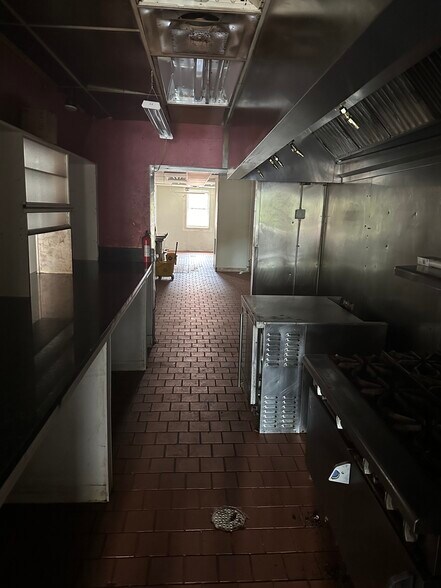 More Photos Of 9 E Main St, Buford Storefront For Lease