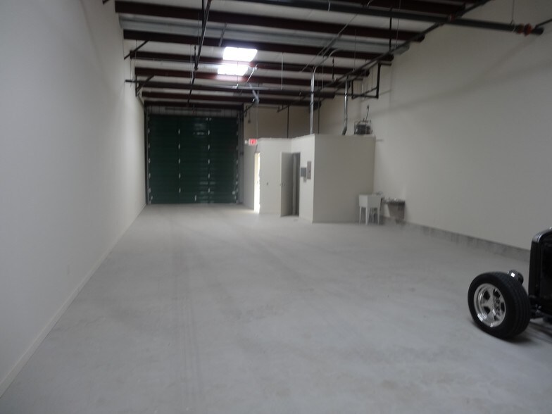 More Photos Of 540 Sandau Rd, San Antonio Light Manufacturing For Lease
