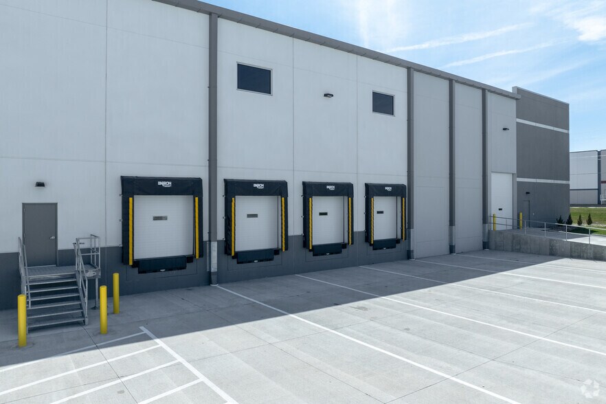 More Photos Of 2075 20th Ave SW, Altoona Distribution For Lease