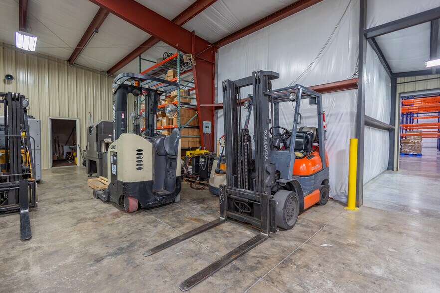 More Photos Of 252 Commerce Dr, Tompkinsville Warehouse For Sale