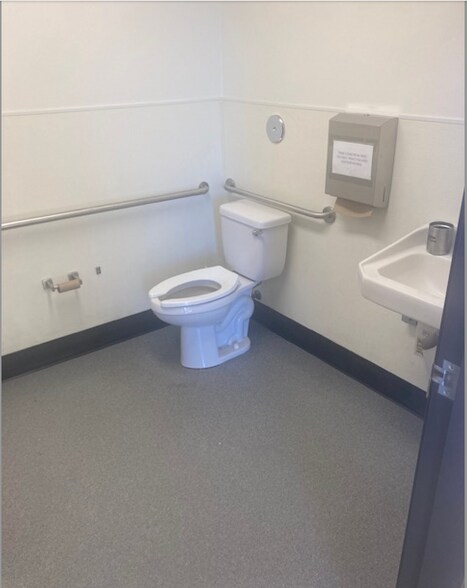 More Photos Of 2640-2650 E Main St, Ventura Storefront For Lease