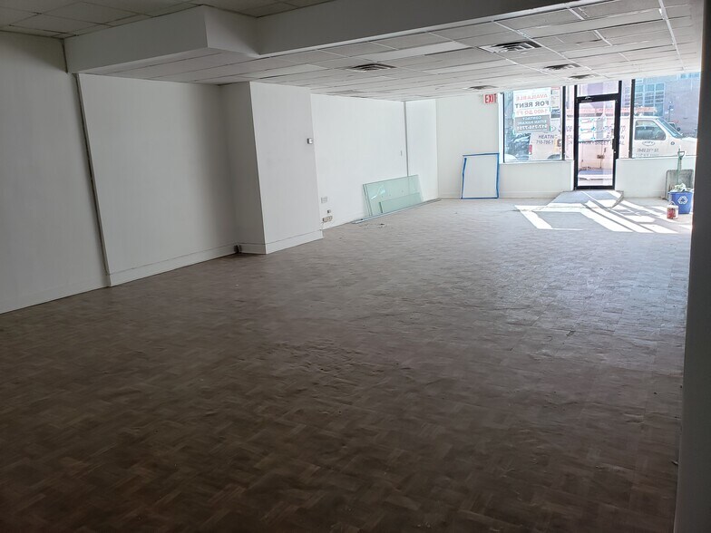 More Photos Of 35-01 Queens Blvd, Long Island City Showroom For Lease