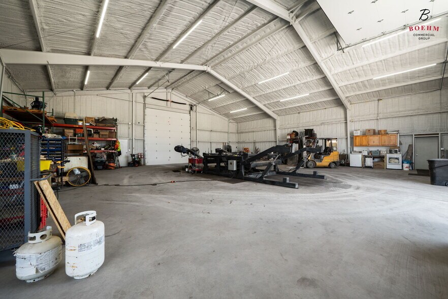 More Photos Of 9106 Highway 16, Pipe Creek Flex For Sale