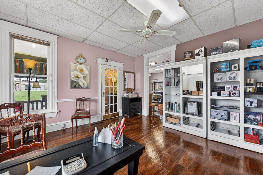 More Photos Of 412 W Walnut St, Rogers General Retail For Sale