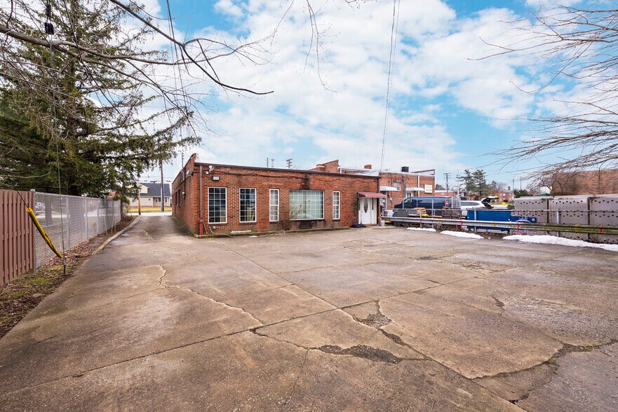 More Photos Of 1962 Warrensville Center Rd, Cleveland Office For Lease