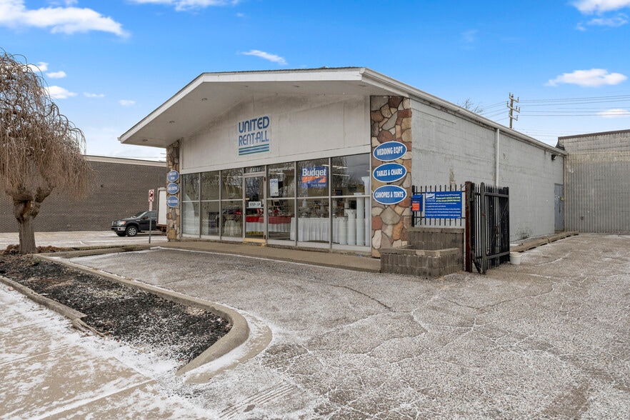 More Photos Of 24101 W Warren St, Dearborn Heights Freestanding For Sale