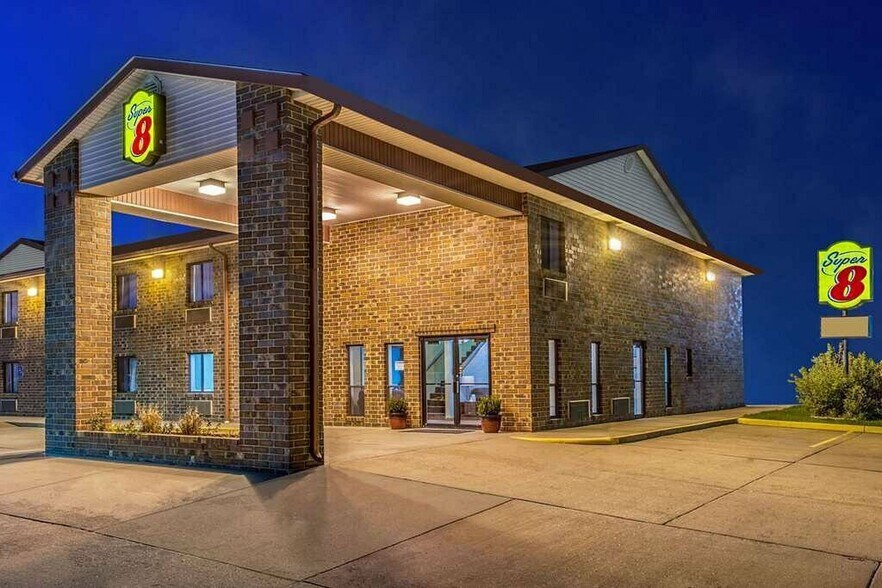 More Photos Of 709 S 13th St, Wakeeney Hotel For Sale