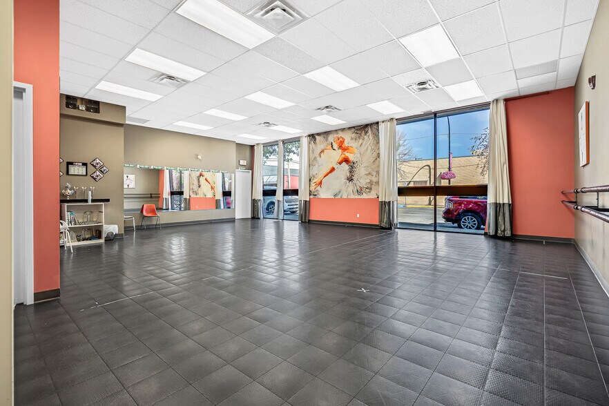 More Photos Of 4916 50 Av, Lloydminster General Retail For Lease