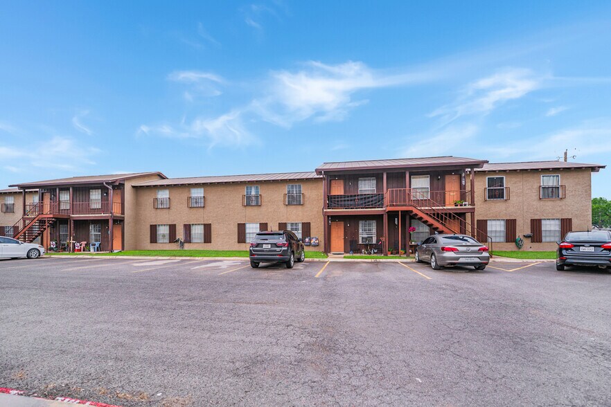 More Photos Of 500 E Nopal St, Uvalde Apartments For Sale
