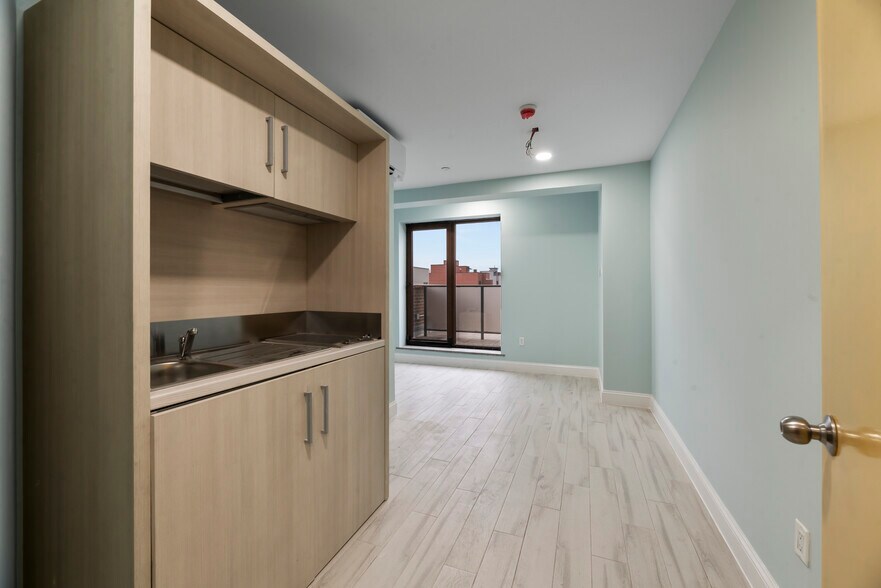 More Photos Of 14 Olive St, Brooklyn Hotel For Lease