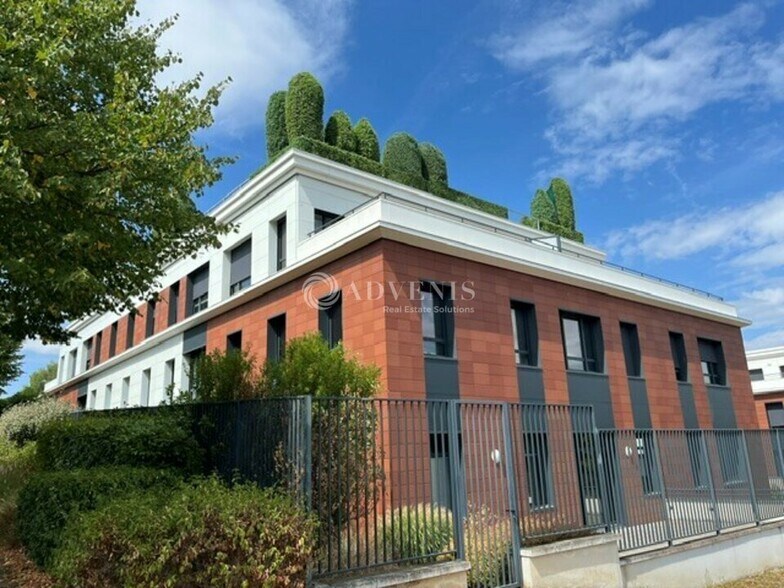 More Photos Of 2 George Sand Rue, Fourqueux Office For Sale