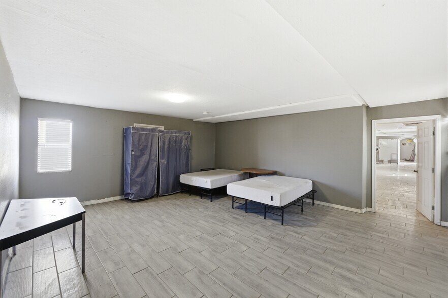More Photos Of 606 Romero St, Belen Flex For Sale