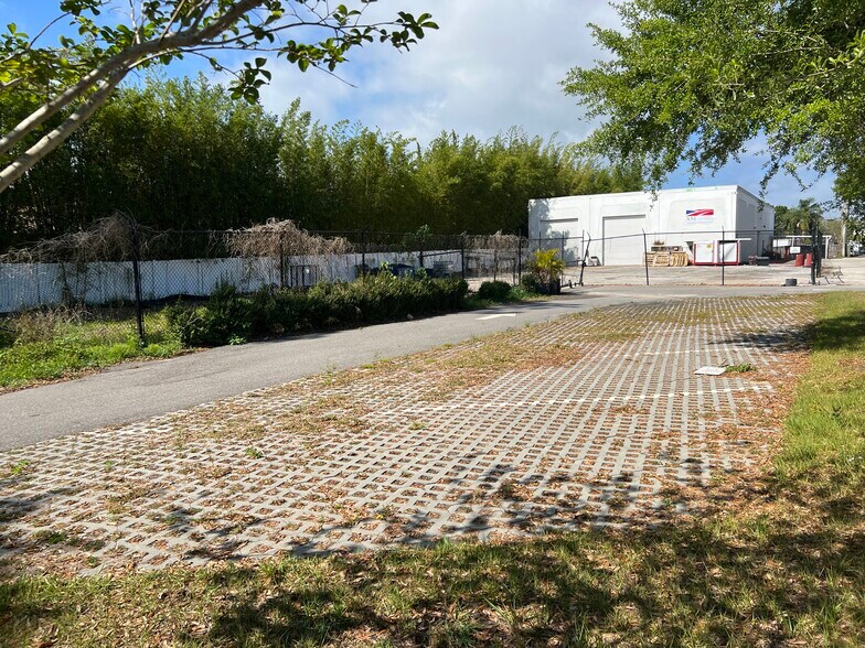 More Photos Of 7650 Hillsborough ave, Tampa Land For Lease
