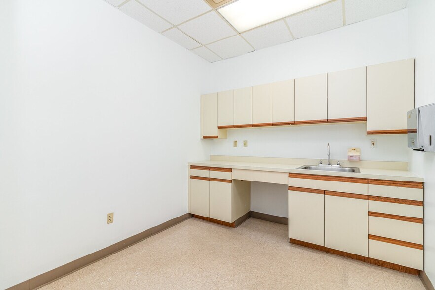 More Photos Of 10196 Springfield Pike, Cincinnati Medical For Sale