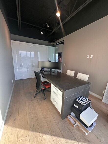 More Photos Of 3105-3223 5 Ave NE, Calgary Office For Sale