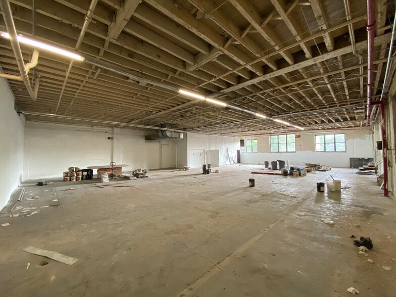 More Photos Of 805 E 139th St, Bronx Showroom For Lease