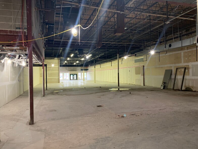 More Photos Of 546-584 S Randall Rd, Saint Charles Unknown For Lease