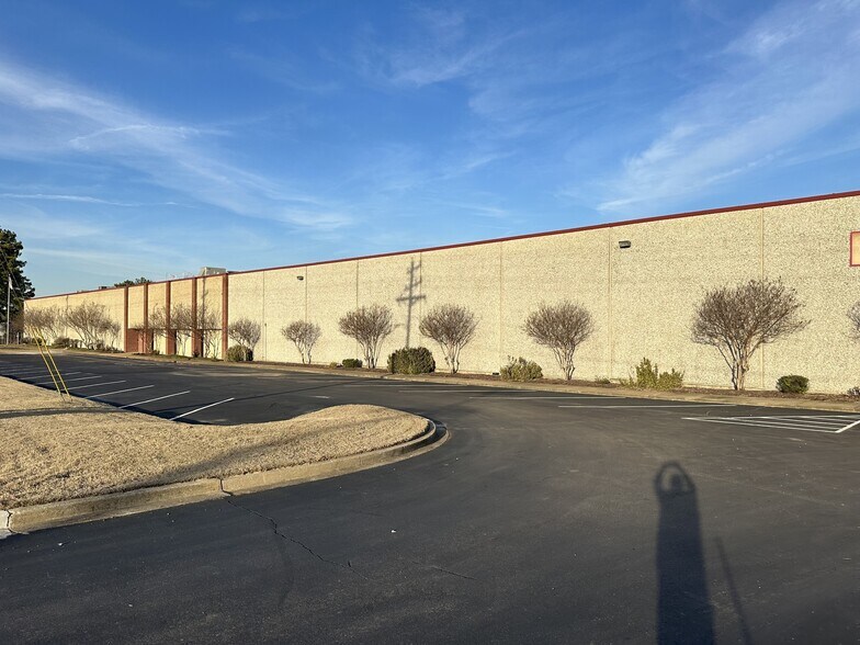 More Photos Of 8950 Hacks Cross Rd, Olive Branch Distribution For Lease