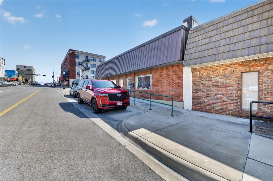 More Photos Of 221-223 N Locust St, Denton Office For Sale