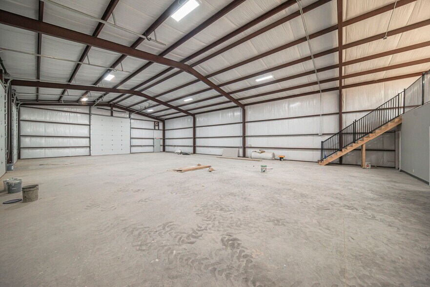 More Photos Of 14010 W Silver Fox Trl, Odessa Warehouse For Lease