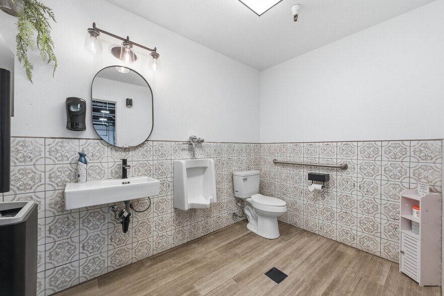 More Photos Of 1657 N State St, Lehi Manufacturing For Sale