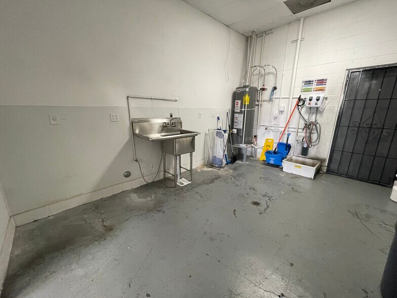 More Photos Of 15355 Sherman Way, Van Nuys Unknown For Lease