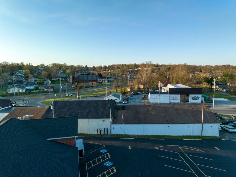 More Photos Of 525 W Market St, Johnson City Flex For Lease