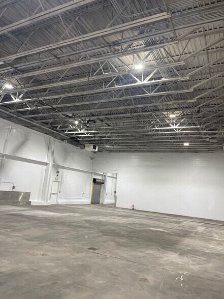 More Photos Of 33 Rajon Rd, Bayport Manufacturing For Lease