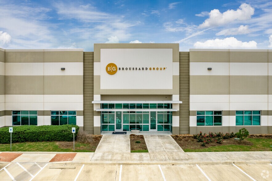 More Photos Of 5035 Eisenhauer Rd, San Antonio Unknown For Lease
