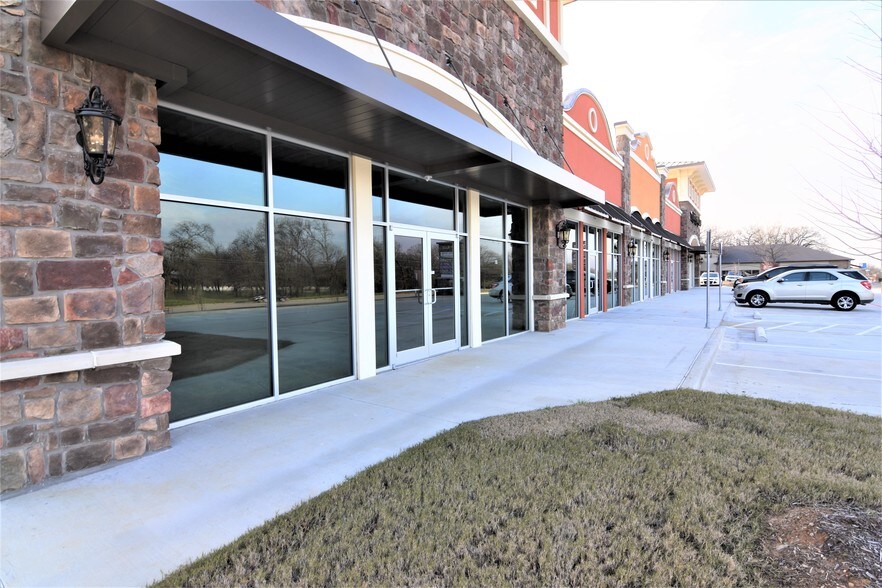 More Photos Of 900 N Industrial Blvd, Euless Storefront Retail Office For Lease