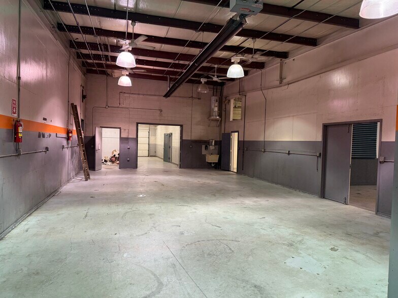 More Photos Of 327 Ashland Rd, Mansfield Showroom For Lease