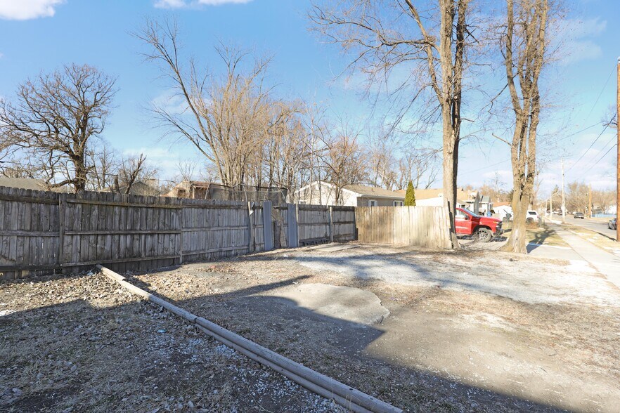 More Photos Of 1850 Easton Blvd, Des Moines Storefront Retail Residential For Sale