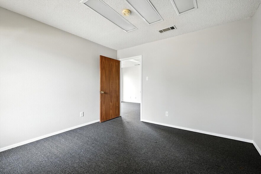More Photos Of 2218 Michigan Ave, Arlington Unknown For Lease