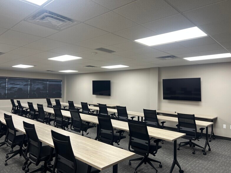 More Photos Of 5600 New King Dr, Troy Medical For Lease