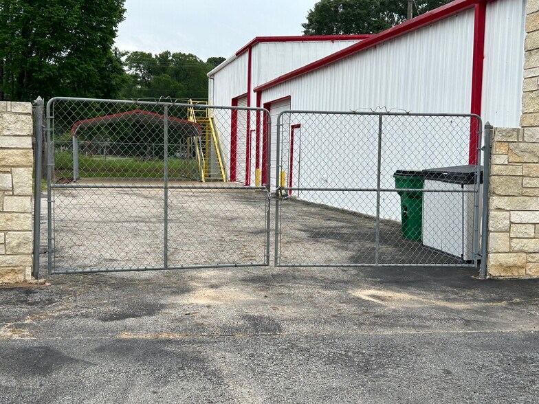 More Photos Of 5424 W Oak St, Palestine Showroom For Lease