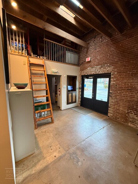 More Photos Of 1040 W Washington St, Greenville Office For Lease