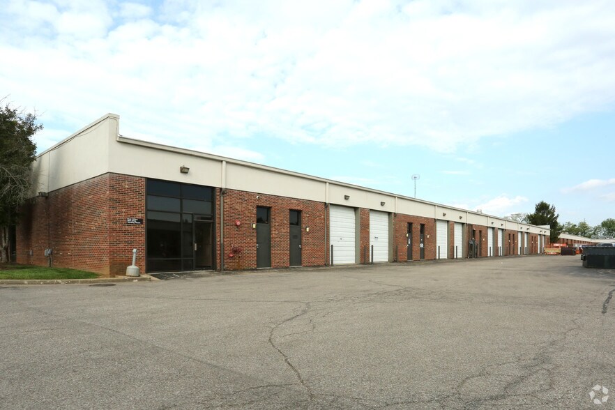 More Photos Of 3600 Chamberlain Ln, Louisville Light Manufacturing For Lease