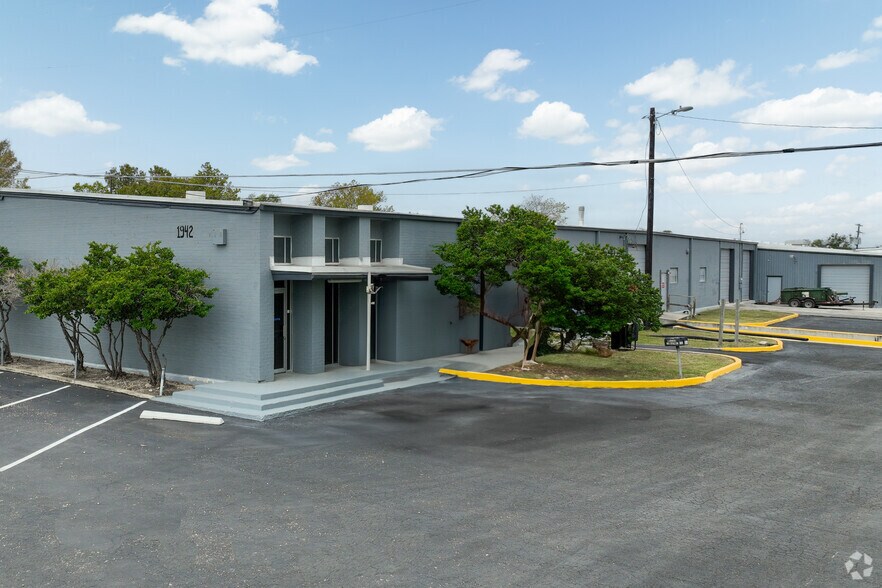 More Photos Of 1942 S Interstate 35, San Marcos Warehouse For Sale