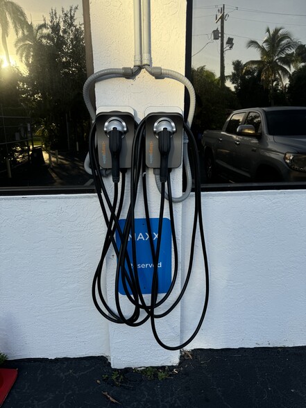 More Photos Of 3120-3131 E Riverside Dr, Fort Myers Research And Development For Lease