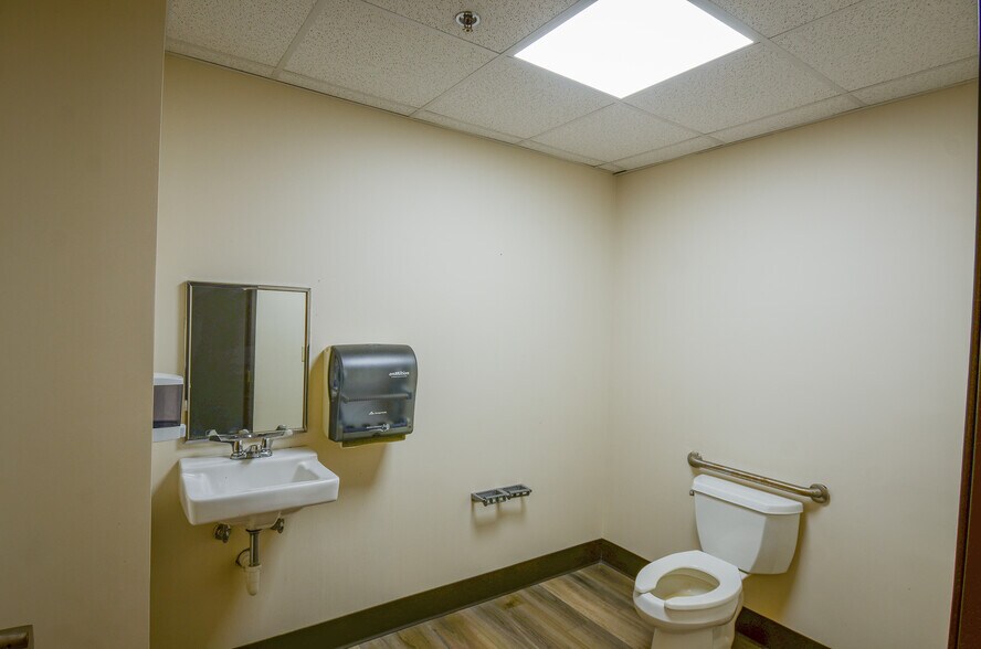 More Photos Of 4701 MacCorkle Ave SE, Charleston Medical For Sale