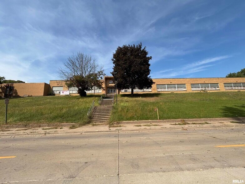 More Photos Of 1850 S Bluff Blvd, Clinton Schools For Sale