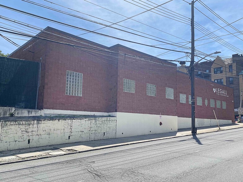 More Photos Of 403 E 3rd St, Mount Vernon Funeral Home For Sale