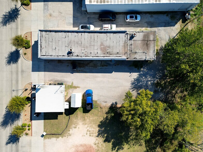 More Photos Of 914 Halsell St, Bridgeport General Retail For Sale