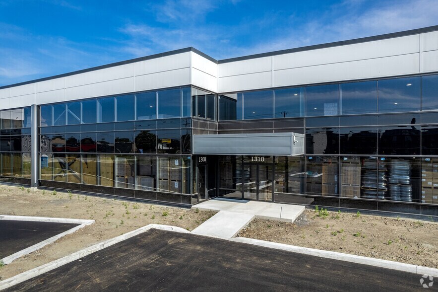 More Photos Of 1300-1334 Av De La Gare, Mascouche Service For Lease