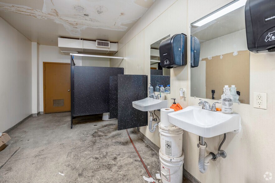 More Photos Of 900 F St, West Sacramento Truck Terminal For Sale