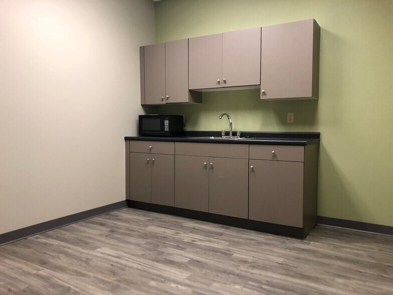 More Photos Of 4211 Glass Rd NE, Cedar Rapids Office For Lease